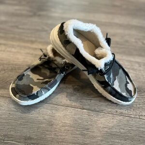 Hey Dude Women’s Wendy Camo Sherpa Slip-On Lightweight Shoe Size 6 Camouflage